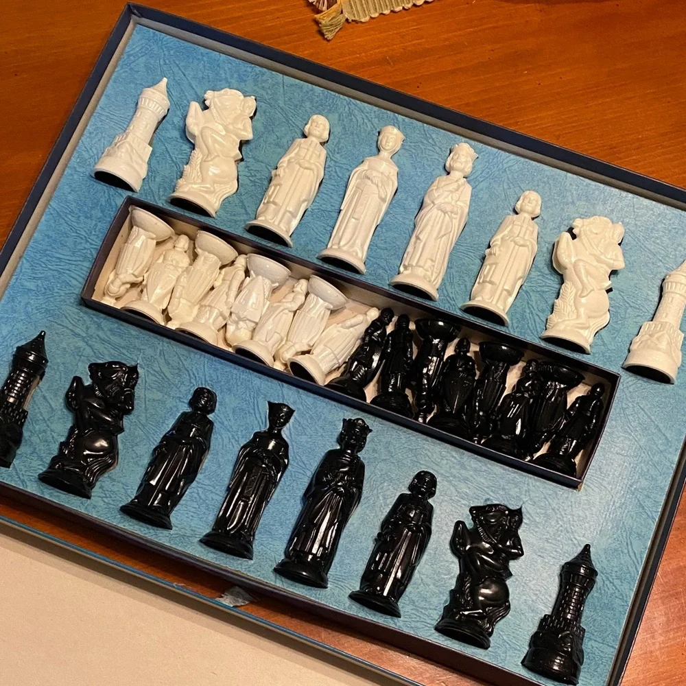 Vintage Renaissance 1950s Classic Chessmen Game with B/W Board Original Box EUC